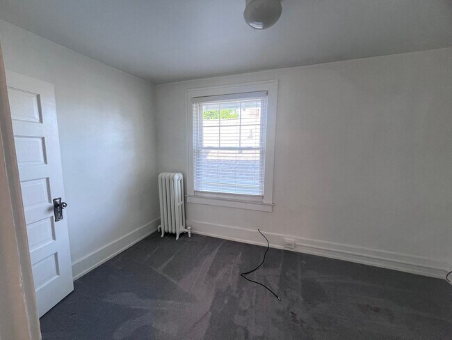 Building Photo - Spacious 2 bedroom Duplex with a bonus room!