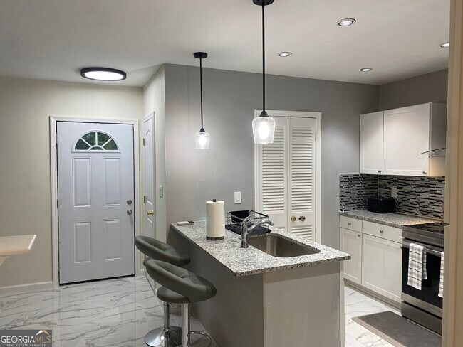 Building Photo - 825 S Forest Lake Dr