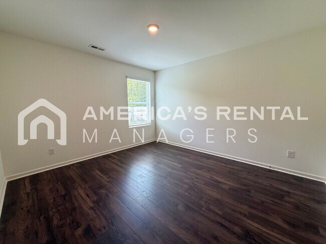 Building Photo - Move-in Special! Beautiful 5 Bed, 2 Bath h...