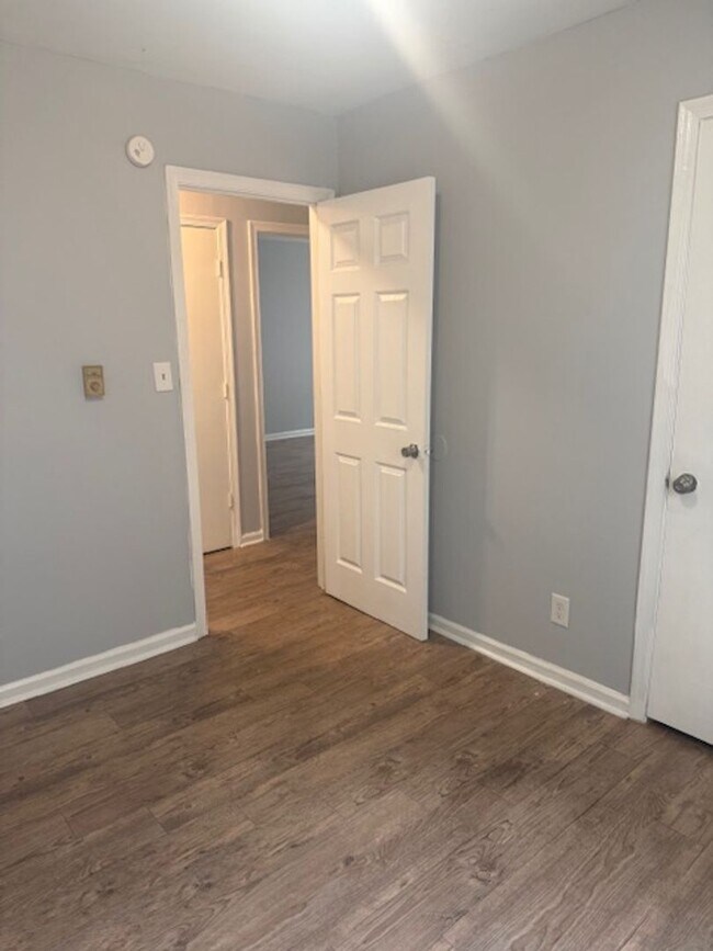 Building Photo - Three Bedroom Apartment in Norfolk