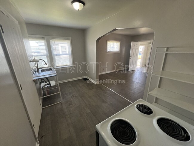 Building Photo - 320 N Sherman Dr