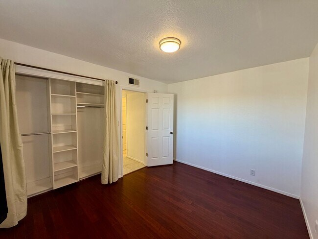 Building Photo - Cozy 2 Bedroom 2 Bathroom Home In 4 Hills!