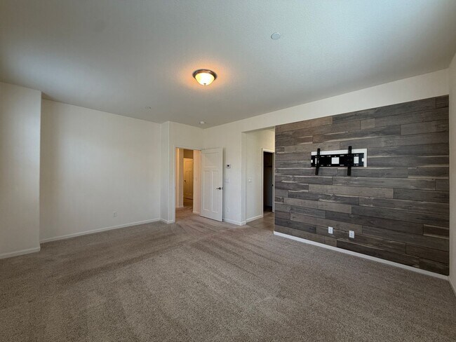 Building Photo - Beautiful 4 Bedroom  home in Fantastic Location