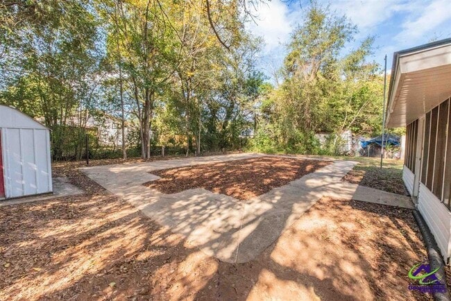 Building Photo - 111 Briarwood Dr