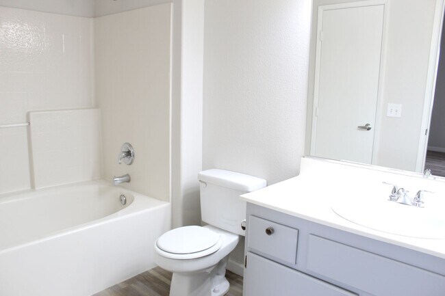 Building Photo - 2 BEDROOM 2 BATH CONDO IN NORTH LAS VEGAS