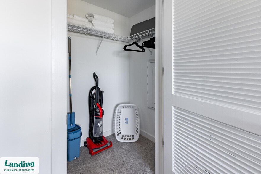 Building Photo - 200 NE 1st Ave