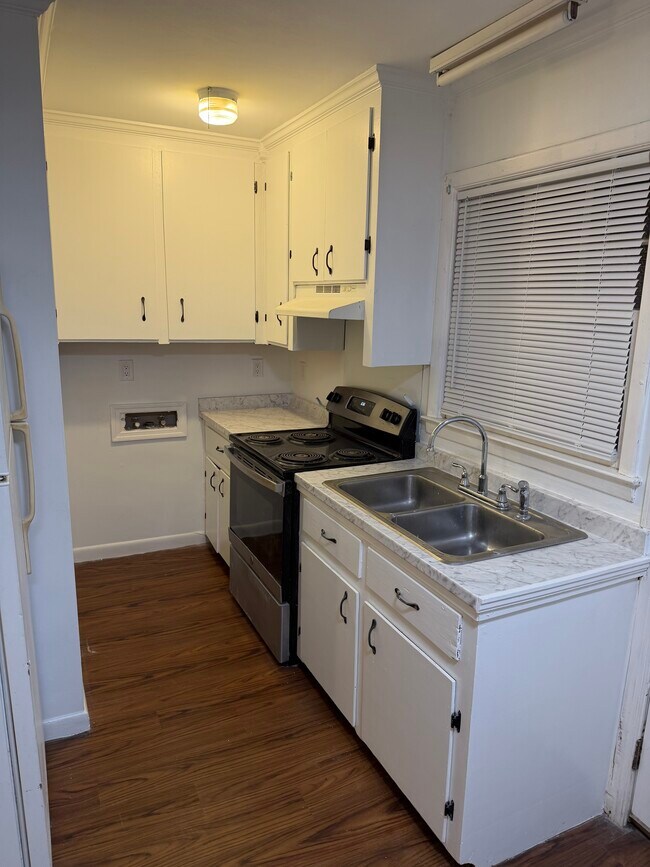 Building Photo - 8836 Deerwood Dr