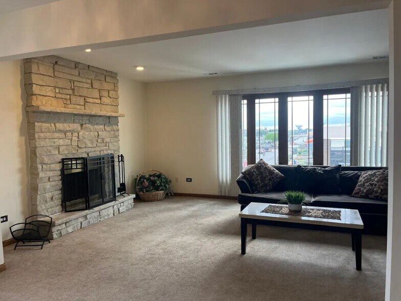 Building Photo - 8821 N Greenwood Ave