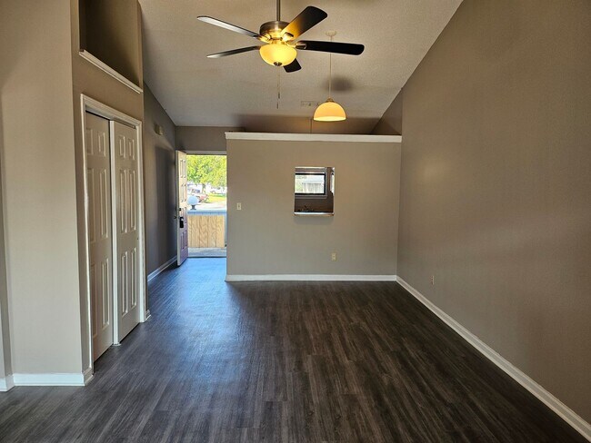Building Photo - $1195 - 2/2 - Jefferson Square - Move in Special