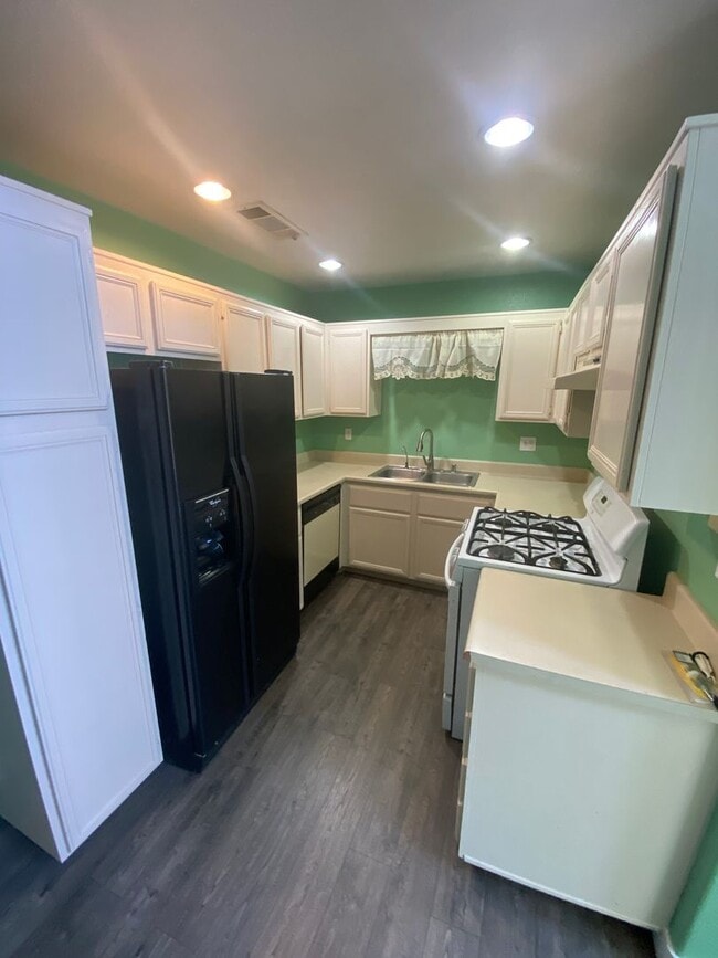 Building Photo - AMERICANA Property Mgmt - Gated 2beds -2baths Townhouse in Spring Valley
