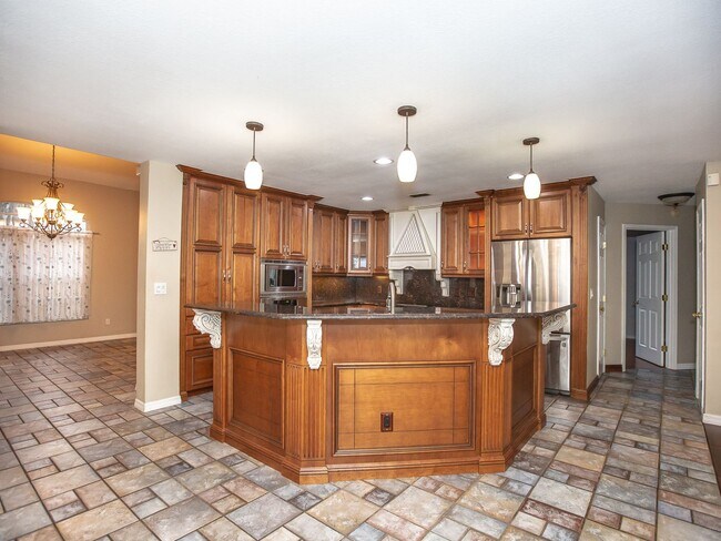 Building Photo - FOR RENT!!! STUNNING AND SPACIOUS 5 BEDROOM SINGLE FAMILY HOME...