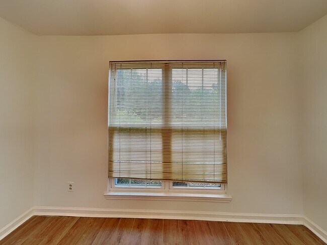 Building Photo - 4418 Englewood Rd