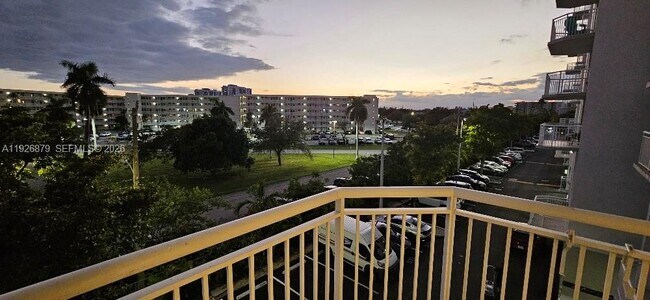 Building Photo - 18031 Biscayne Blvd