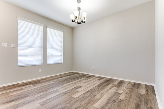 Building Photo - Beautiful - Renovated - Open Floor Plan - ...