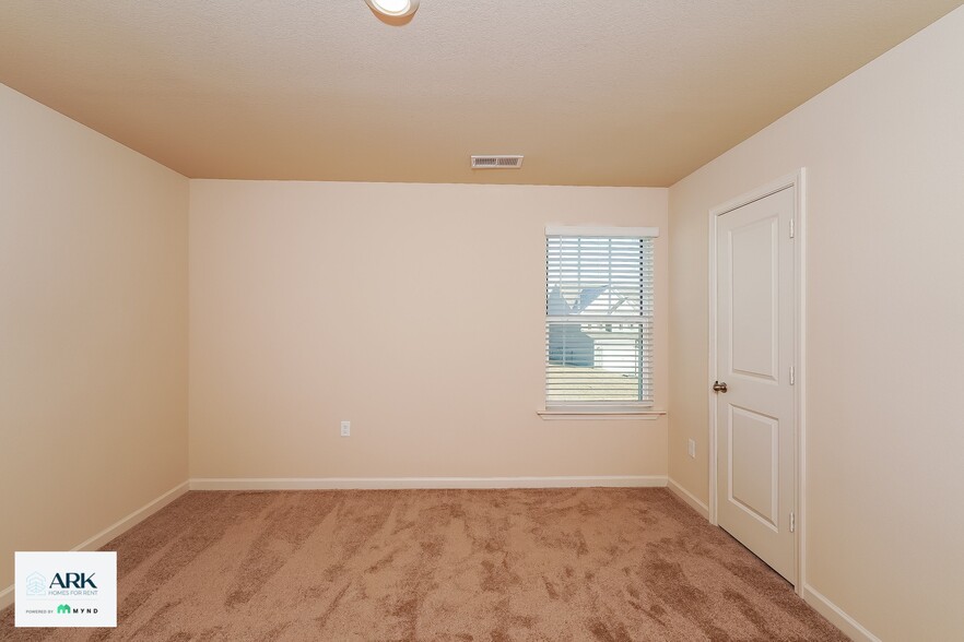 Building Photo - 430 Clover Cir