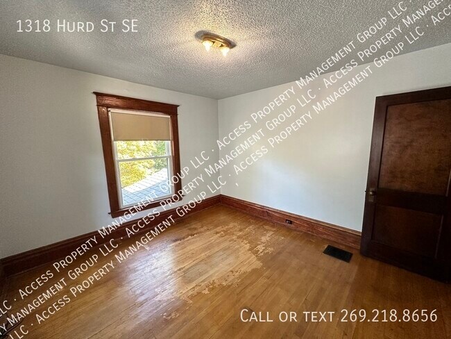 Building Photo - Eastown Three Bedroom Clean Home
