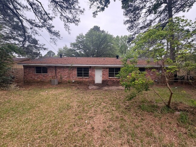 Building Photo - Large 3BR/2BA Home in Southern Hills Rent $1,300 / Deposit $1,100