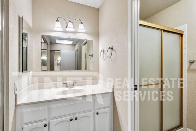 Building Photo - Updated & Beautiful Crosswoods Home