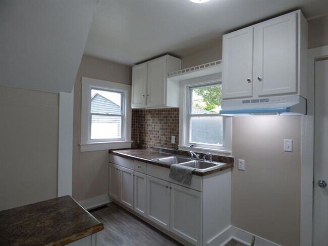 Building Photo - SPACIOUS 3 BEDROOM HOME READY TO WELCOME YOU