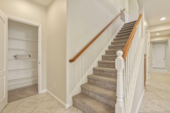 Building Photo - 356 S Paraiso Way