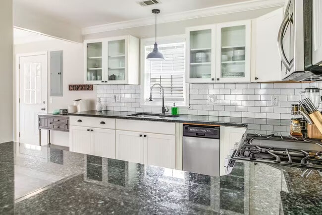 Building Photo - Horne Pl Main House