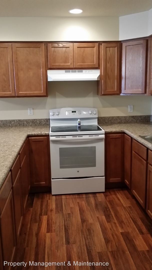 Building Photo - 1906 N Oak Dr