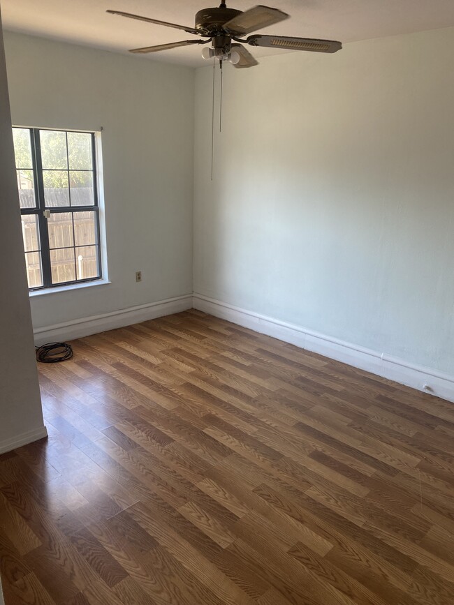 Middle Bedroom - 1208 Fillmore St