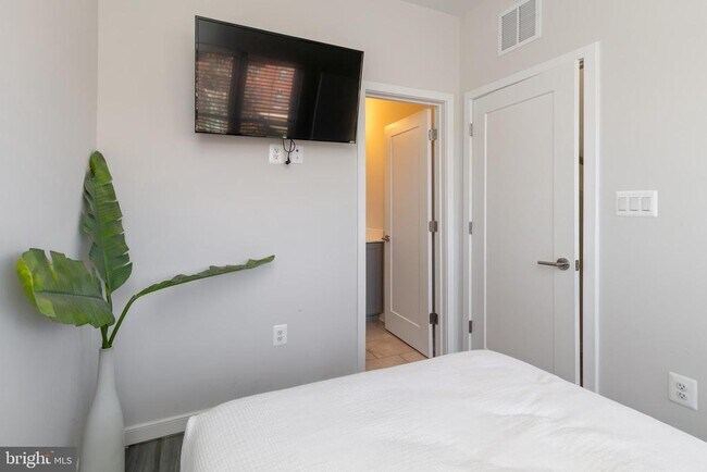 Building Photo - 935 Sycamore Dr SE