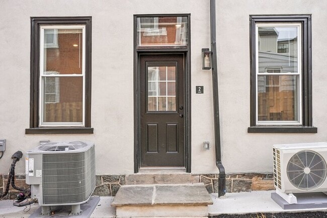 Building Photo - 472 Roxborough Ave