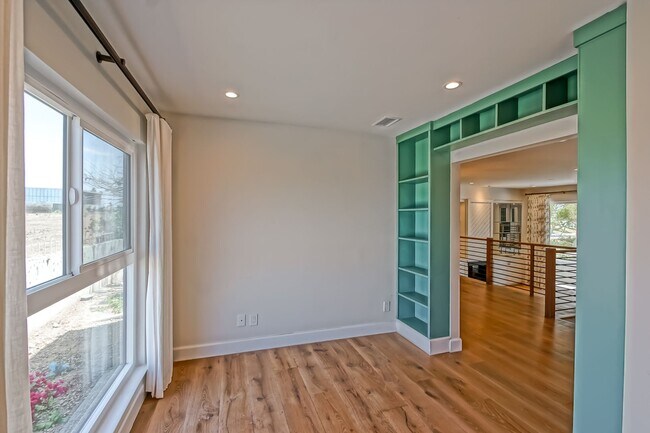 Building Photo - 14 Aries Ct