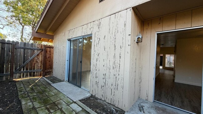 Building Photo - 5771 N Valentine Ave