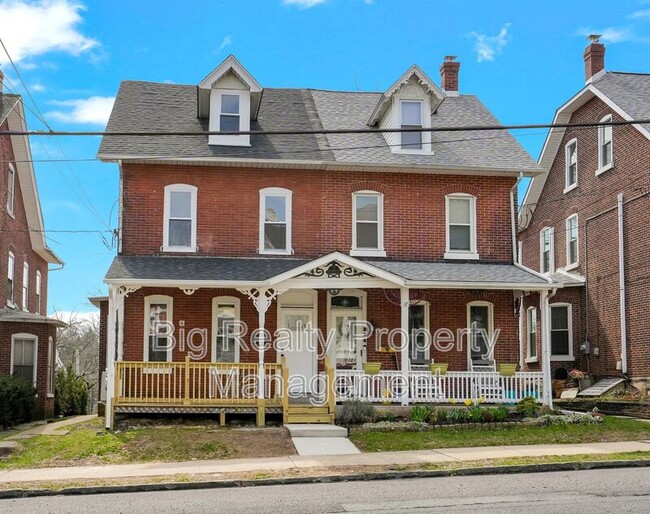 Building Photo - 228 Bridge St