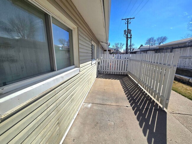 Building Photo - 706 2nd St