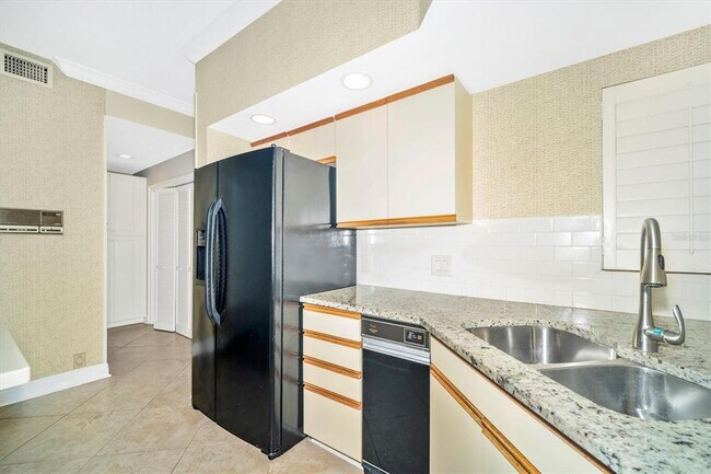 Building Photo - 7669 Fairway Woods Dr