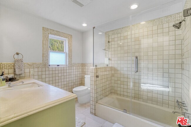 Building Photo - 707 N Bedford Dr