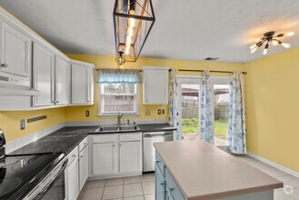 Building Photo - 3 Bedroom Single Family Home in Popular Le...