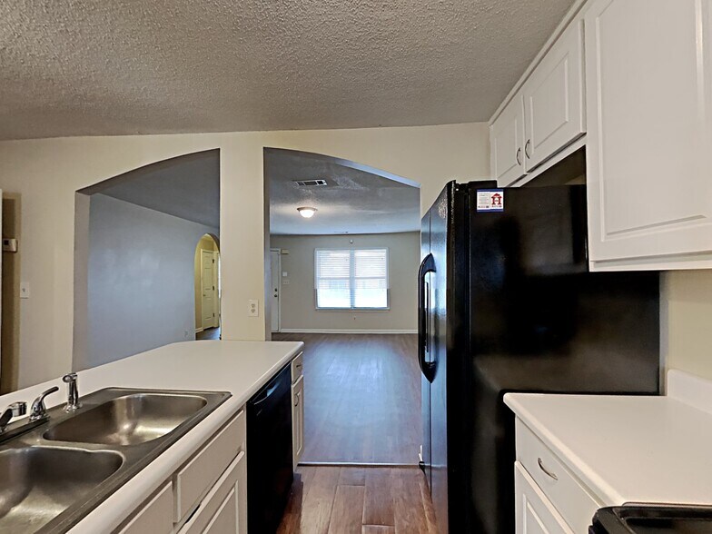 Building Photo - 403 Tina Hely Ct
