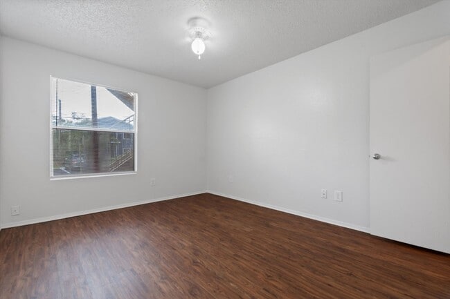 Building Photo - 205 5th St