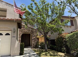 Building Photo - Spacious 6 bedroom 6 bathroom house in cov...