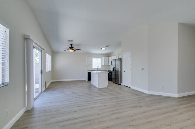 Building Photo - Stunning 3 bedroom, 2 bathroom house located in Silverado Ranch.