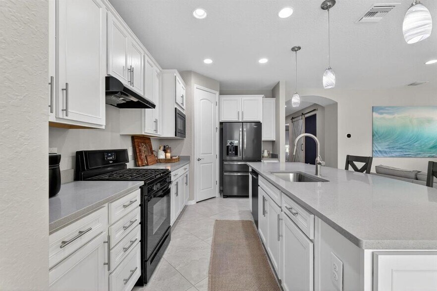 Building Photo - 540 SE Monet Dr