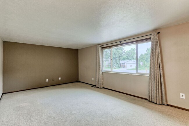 Building Photo - 2 Bedroom Ranch in Loveland with finished ...