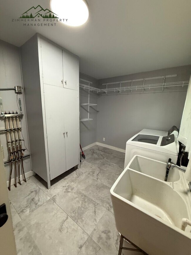 Building Photo - 1808 E 28th Ave