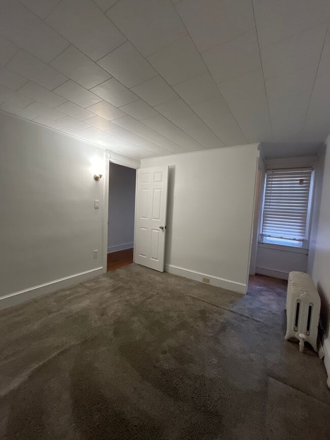 Building Photo - Large, well-maintained 4-bedroom, 1-bathroom row home