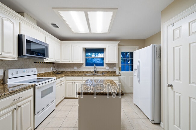 Building Photo - 1825 Treasure Oaks Dr