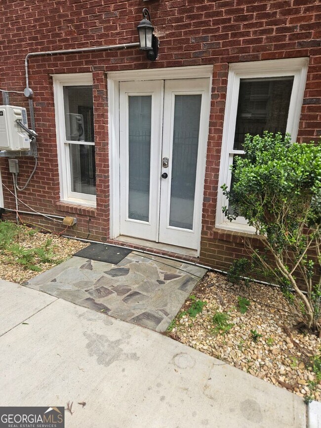 Building Photo - 660 Forest Hills Dr