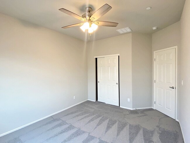 Building Photo - UPGRADED 2 BEDROOM TOWNHOME IN GATED COMMU...
