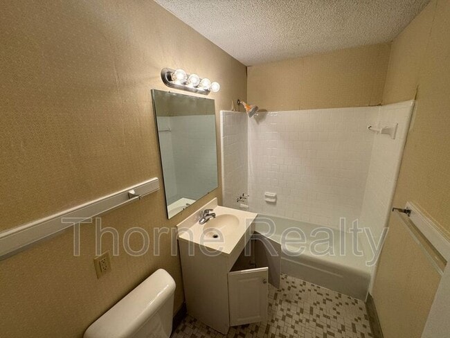 Building Photo - 610 S Boddie St