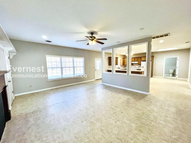 Building Photo - 4 Bed/2.5 Bath Home with Fenced Yard & Garage / Pet-Friendly / Available Now!