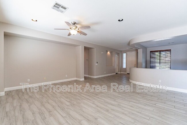 Building Photo - 2741 E Yellowstone Pl